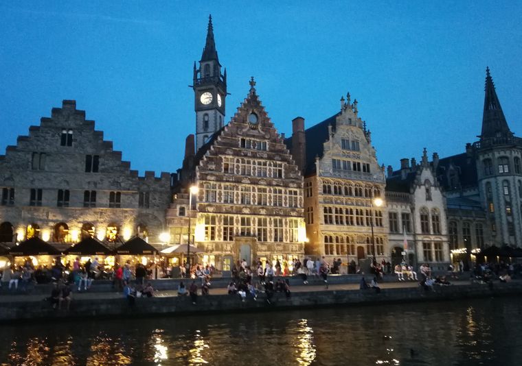 nigt view of Gent